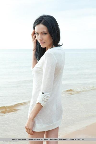 18P Pictures of gorgeous beauty Lily E getting her pussy all wet on the beach
