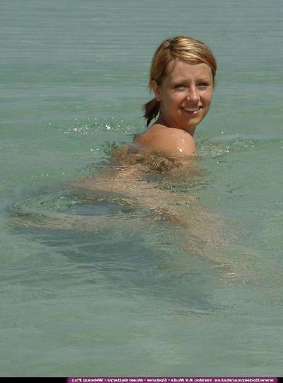 20P Pictures of teen Lindsey Marshal going for a skinny dip on a beach