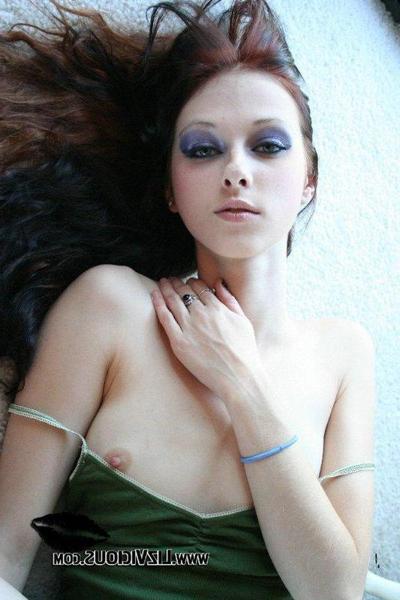 20P Pictures of Liz Vicious fingering her tight hole