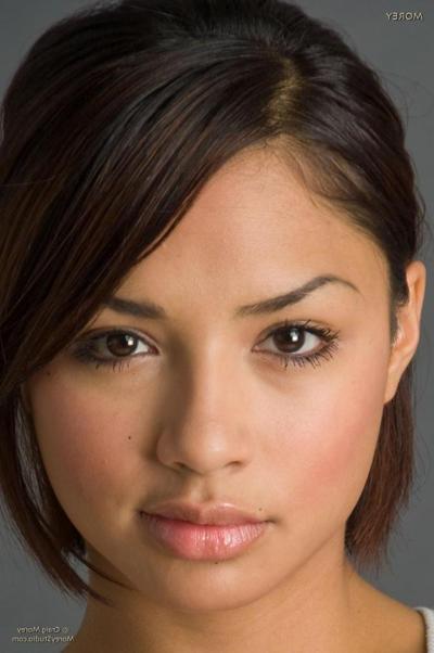 12P Le mannequin brune Lola B se déshabille pour vous en studio.