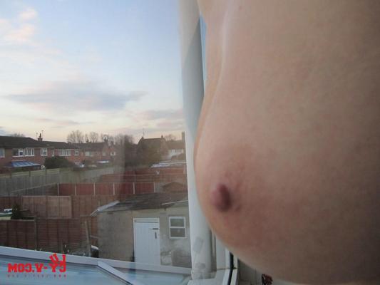 12P Lucy V se desnuda en casa, frente a la ventana, en este sexy conjunto de fotos autofoto que se encuentra dentro de mi sitio web