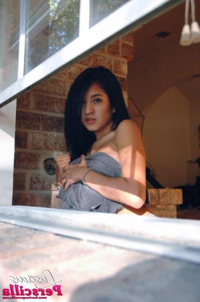 15P Pictures of Luscious Perscilla showing off her long legs