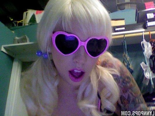 15P Pictures of teen star Lynn Pops showing off her hotness on webcam