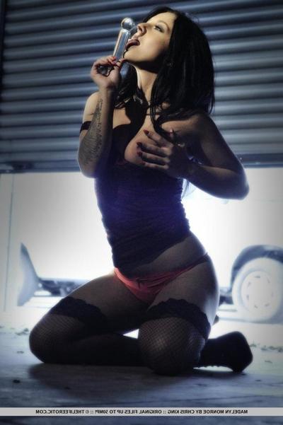 16P Pictures of Madelyn Monroe masturbating dressed as a hot rocker chick