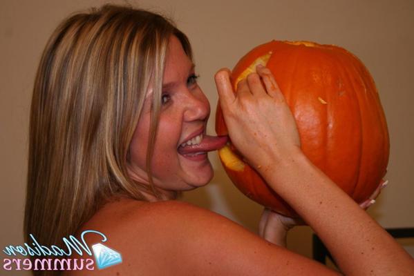 20P Pictures of Madison Summers getting ready for Halloween