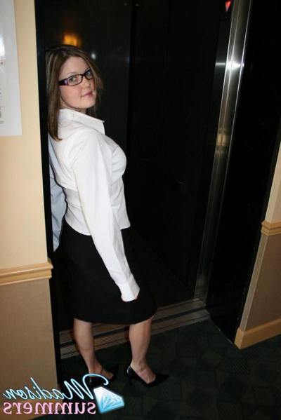 20P Pictures of teem secretary Madison Summers flashing you on the elevator