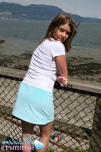 20P Pictures of Madison Summers flashing outside