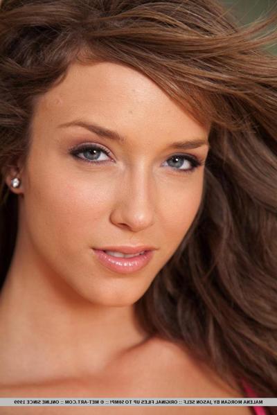 18P Photos de la beauté jeune Malena Morgan écartant les jambes juste pour vous