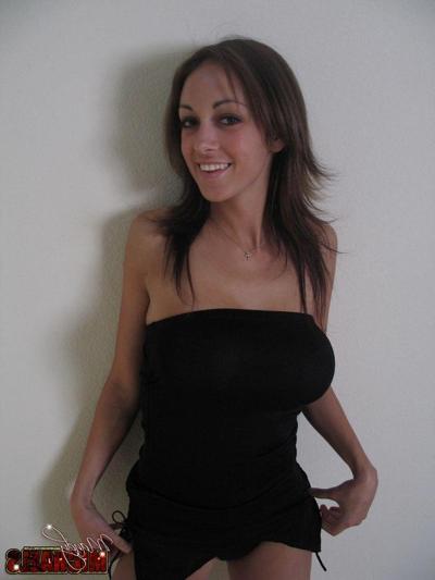 18P Pictures of teen model Mandy Michaels teasing with her hot body
