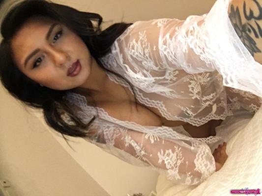 12P La brune Maxxine Ruby prend des selfies de son corps chaud au lit.