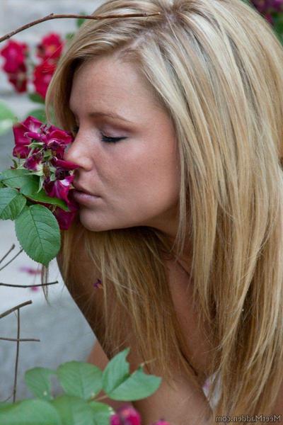 15P Pictures of Meet Madden teasing in the garden