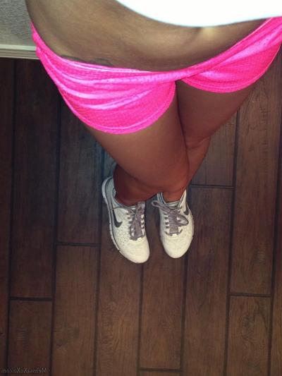 15P Pictures of Melissa Matters inviting you to tan with her