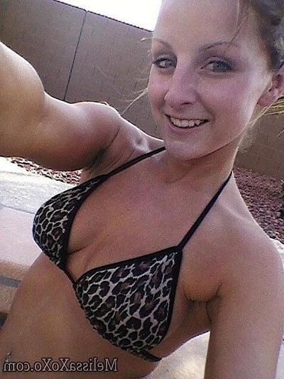 15P Pictures of Melissa XoXo taking hot selfshots with her cellphone