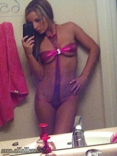 15P Pictures of Melissa XoXo taking sexy pics of herself in the bathroom