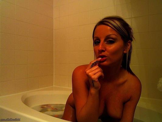 15P Pictures of Melissa XoXo getting hot and wet in the bath