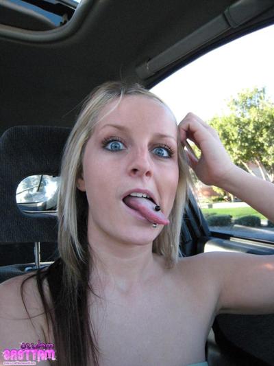16P Bilder von der Teenagerin Melissa Matters, die draußen blitzt