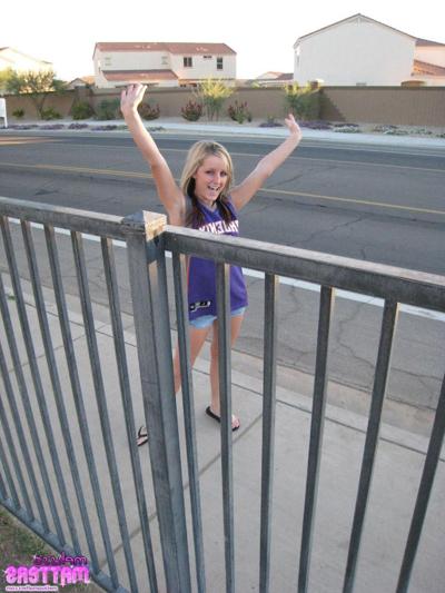 16P Pictures of teen babe Melissa Matters flashing in public