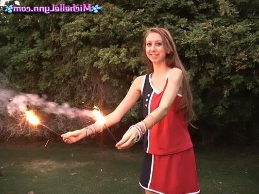 15P Pictures of Michelle Lynn spreading her legs