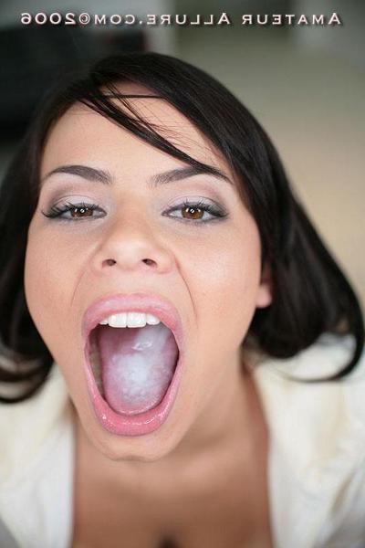 16P La belle teen Bailey suce et avale une bite