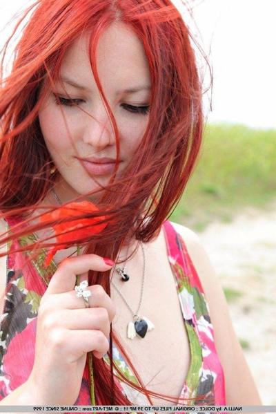 18P Pictures of Nalli A showing her hot body outside