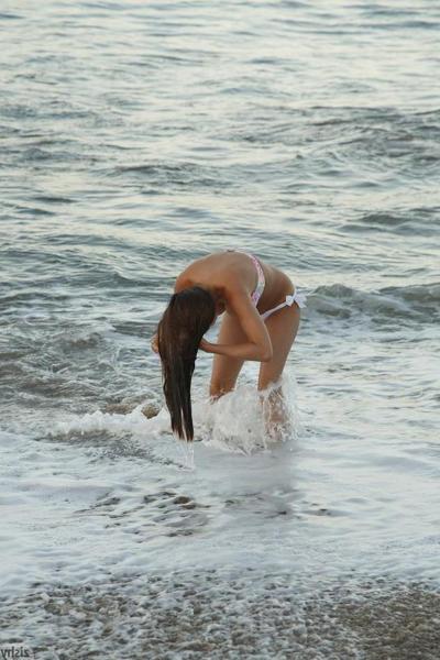 8P Nina North exposes her amazing boobs at the beach