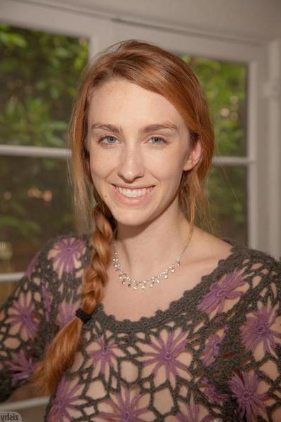 8P Die rothaarige Teenagerin Phoebe Keller zeigt zu Hause ihre langen Beine