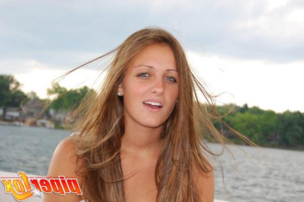 15P Bilder von Piper Fox, wie sie auf einem Boot ihre Muschi zeigt
