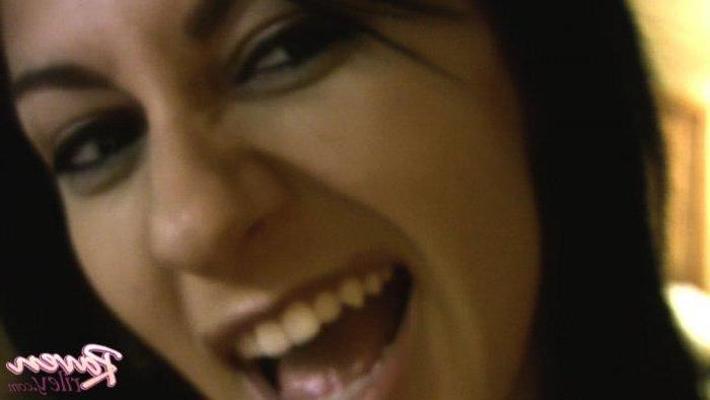 20P Photos de Raven Riley se doigtant la chatte au lit