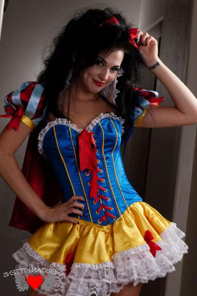 17P Pictures of Reanna Mae giving you a sexy Snow White cosplay set