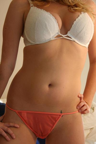 20P Fotos de Samantha Gauge tirando a roupa só de calcinha