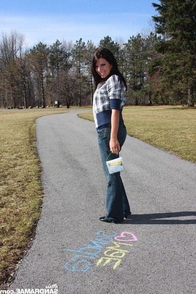 15P Pictures of teen babe Miss Sandra Mae being naughty outside