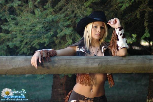 20P Bilder von der süßen Teenagerin Sandy Summers, verkleidet als das sexieste Cowgirl aller Zeiten