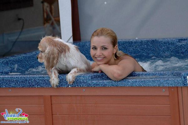 20P Photos de la jeune sexy Sandy Summers en train de mouiller sa chatte extrêmement