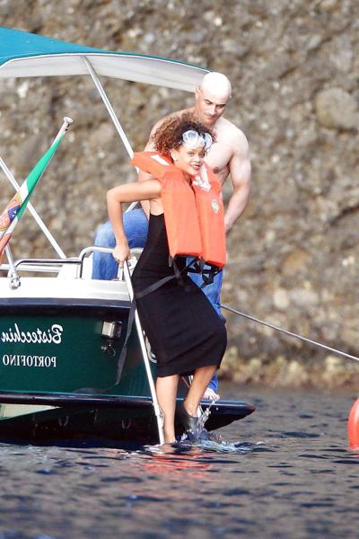 15P Rihanna nageant avec des wPOKIES dans la baie de San Fruttuoso en Italie