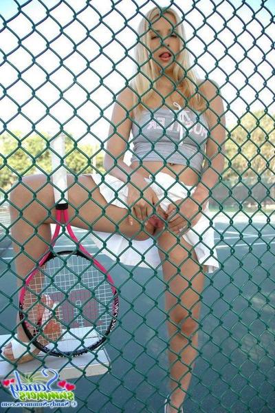 15P Pictures of Sandy Summers getting naked on the tennis court