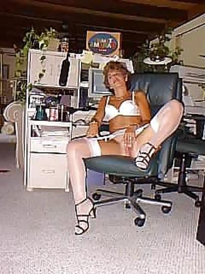 25P Amateur brunette showing off