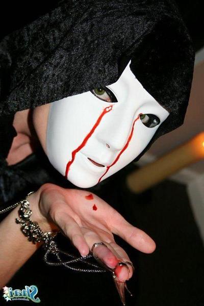 20P Fotos de Shai West dando a você um cenário demoníaco para o Halloween