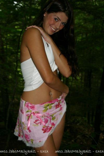 20P Pictures of teen hottie Shayla Model looking hot for you in the woods
