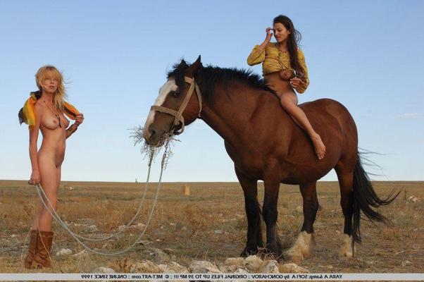 13P Photos de deux adolescentes chaudes avec un cheval