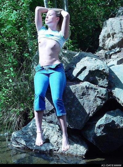 20P Pictures of Staci.ca exposing her tits outside