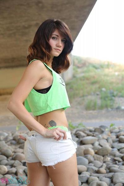 15P Stella Xo teases for you while taking pictures