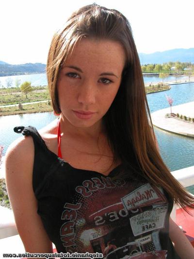 20P Pictures of Stephanie showing off her long legs and pretty feet