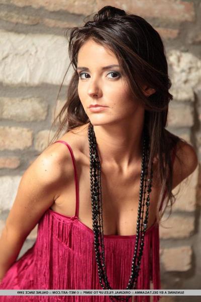 18P La joven morena Sunshine se quita el vestido rojo para revelar su impresionante cuerpo
