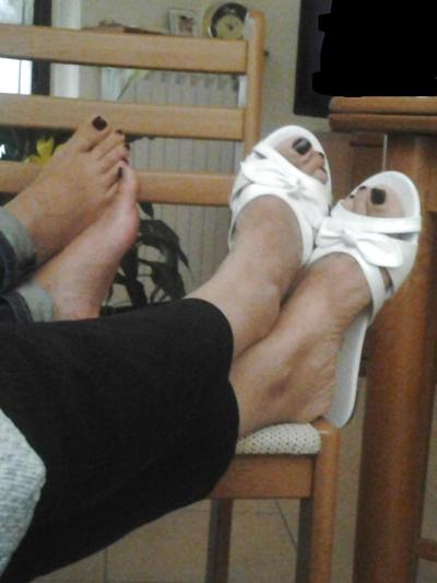 24P My aunt and cousin's sexy feet...
