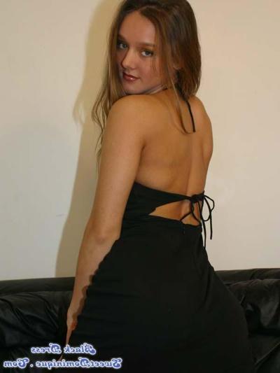 15P Fotos da adolescente Sweet Dominique provocando algumas fotos de upskirt