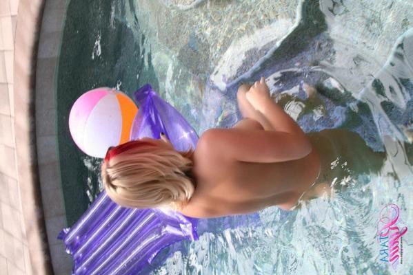 20P Pictures of teen model Tara Ryan having some fun in the sun