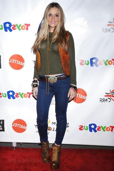 8P Brooke Mueller trägt ein durchsichtiges Oberteil