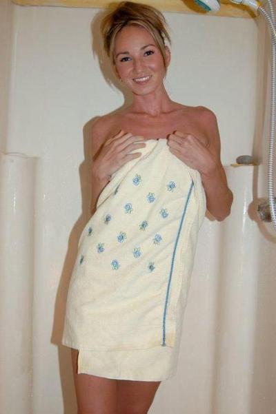 16P Tiffany Paris shaves in the shower