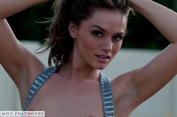 19P Pictures of hot teen girl Tori Black flashing her tits outside