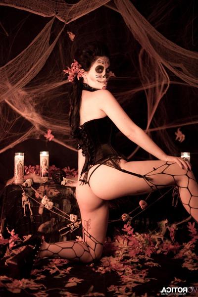 15P Pictures of Viorotica giving a hot gothic set